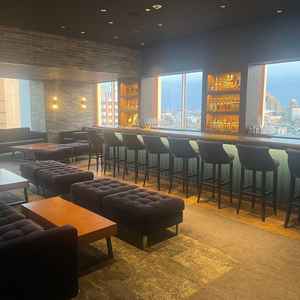 隠れ家のようなバーカウンターの部屋がある。待ち時間の間、ゲストがくつろげるようになっている。