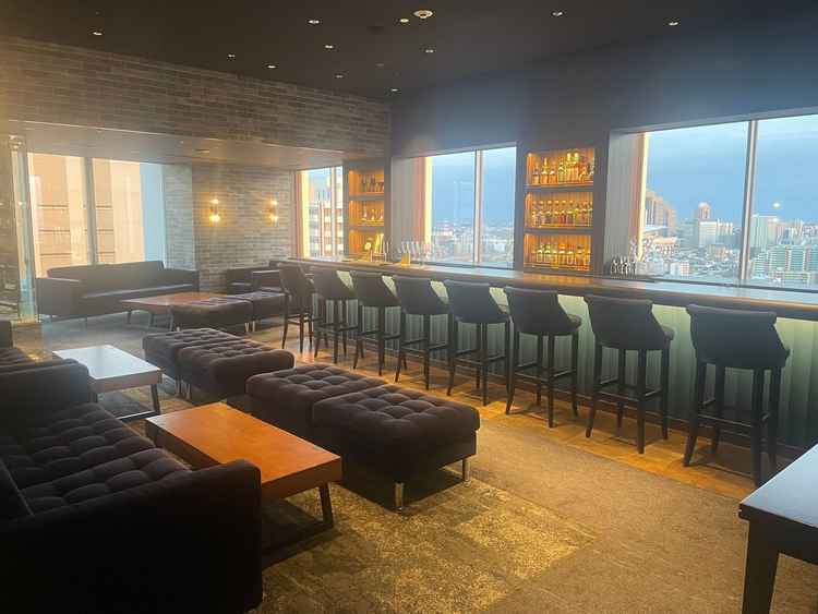 隠れ家のようなバーカウンターの部屋がある。待ち時間の間、ゲストがくつろげるようになっている。