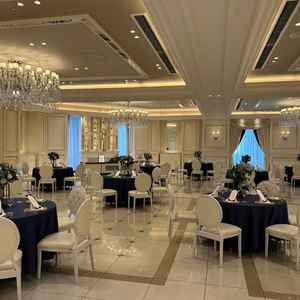 披露宴会場。シャンデリアが綺麗。