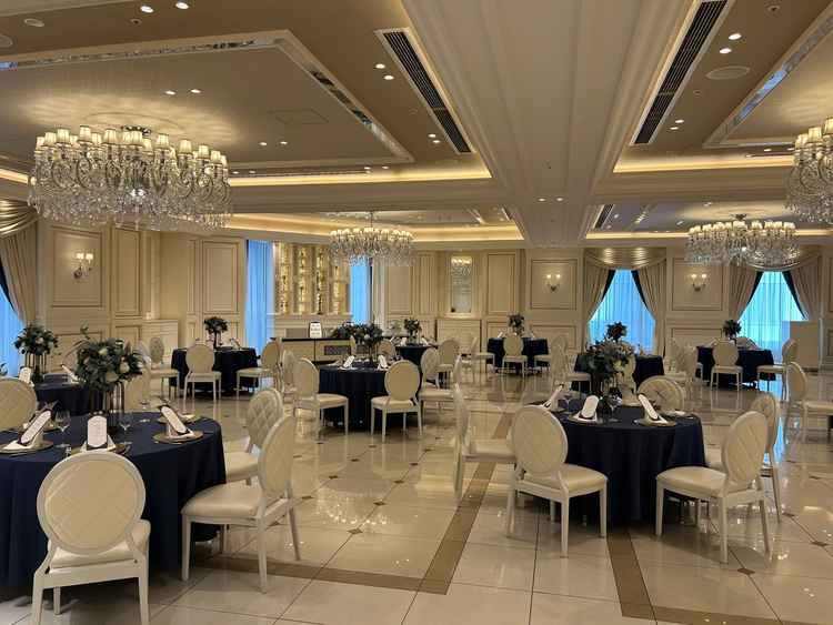 披露宴会場。シャンデリアが綺麗。