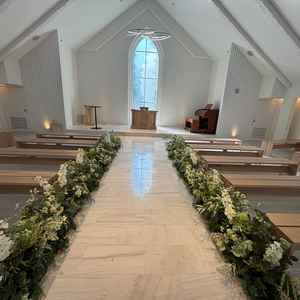 アイボリー基調の可愛いチャペルでした。