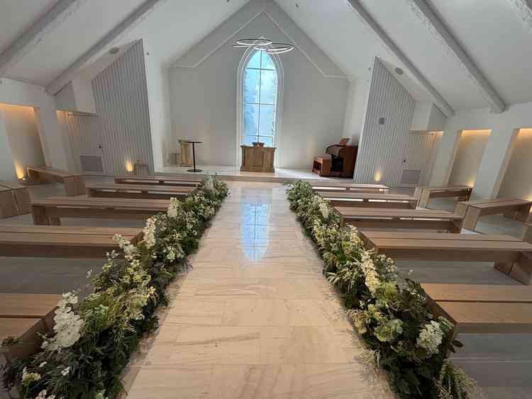 アイボリー基調の可愛いチャペルでした。