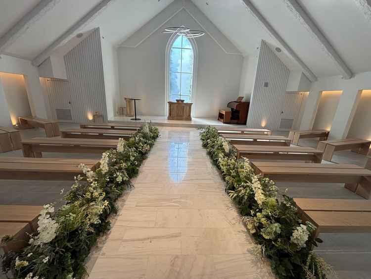 アイボリー基調の可愛いチャペルでした。