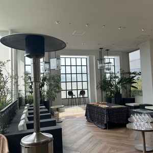 1つ目におすすめされた披露宴会場のテラスです。ウェルカムパーティーができるとのこと。