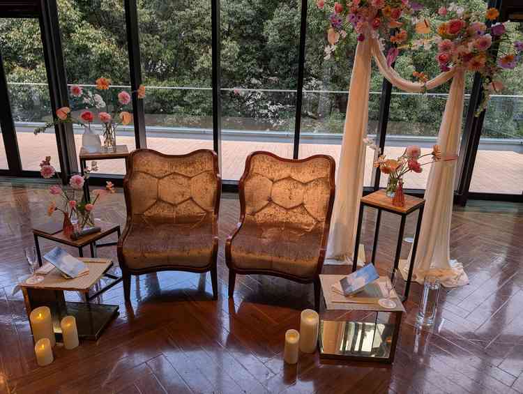 披露宴会場での新郎新婦の席