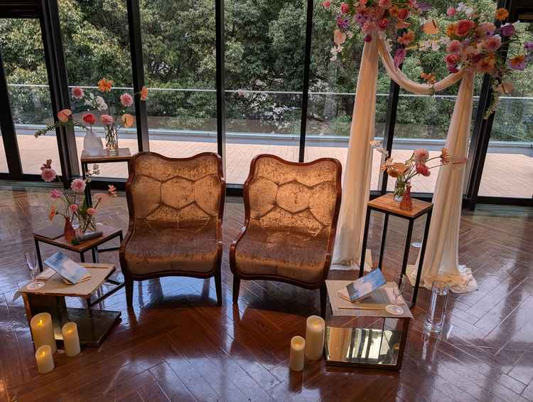 披露宴会場での新郎新婦の席