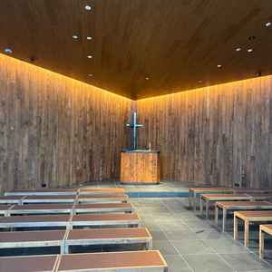 チャペルの中の様子。ゲストと新郎新婦の距離が近くアットホームな雰囲気。