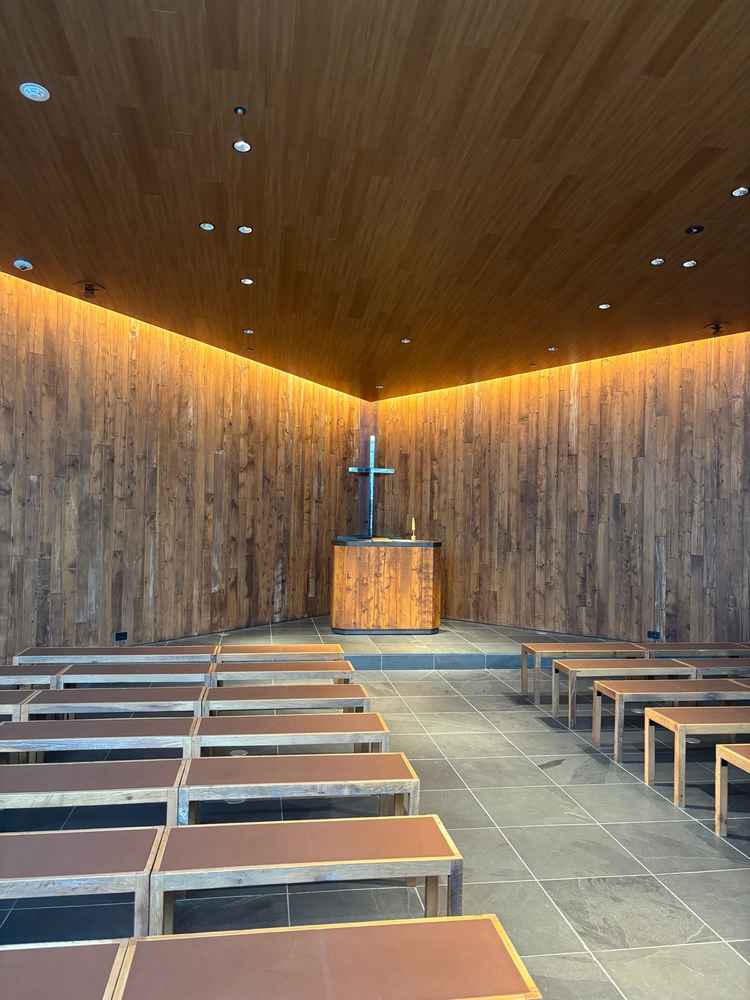 チャペルの中の様子。ゲストと新郎新婦の距離が近くアットホームな雰囲気。