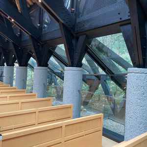 チャペルの柱は石造で、木の匂いがする素敵な場所です