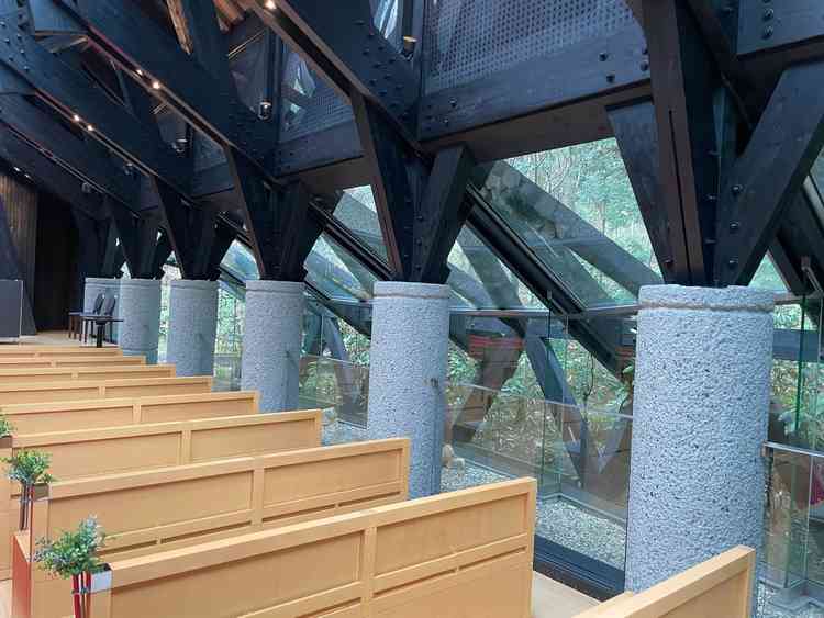 チャペルの柱は石造で、木の匂いがする素敵な場所です