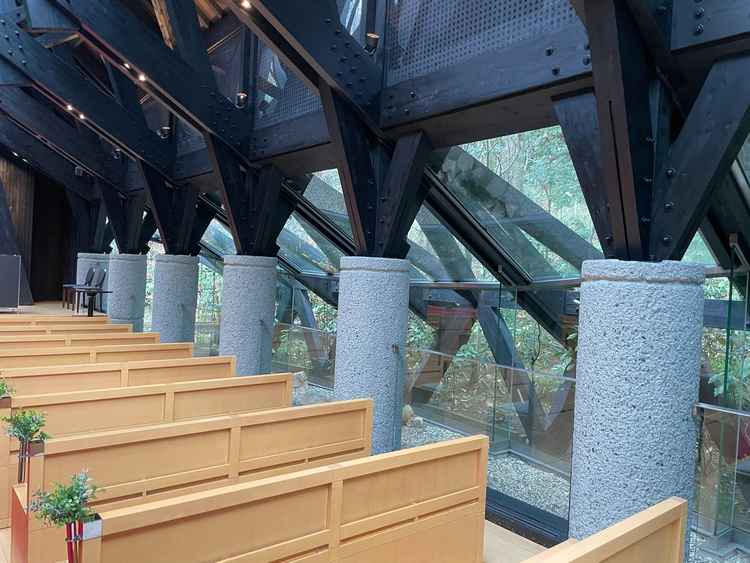 チャペルの柱は石造で、木の匂いがする素敵な場所です