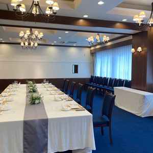 披露宴会場は豪華な内装で、窓から自然光がたくさん入る温かい雰囲気です。ゲストの顔が見える広さです。