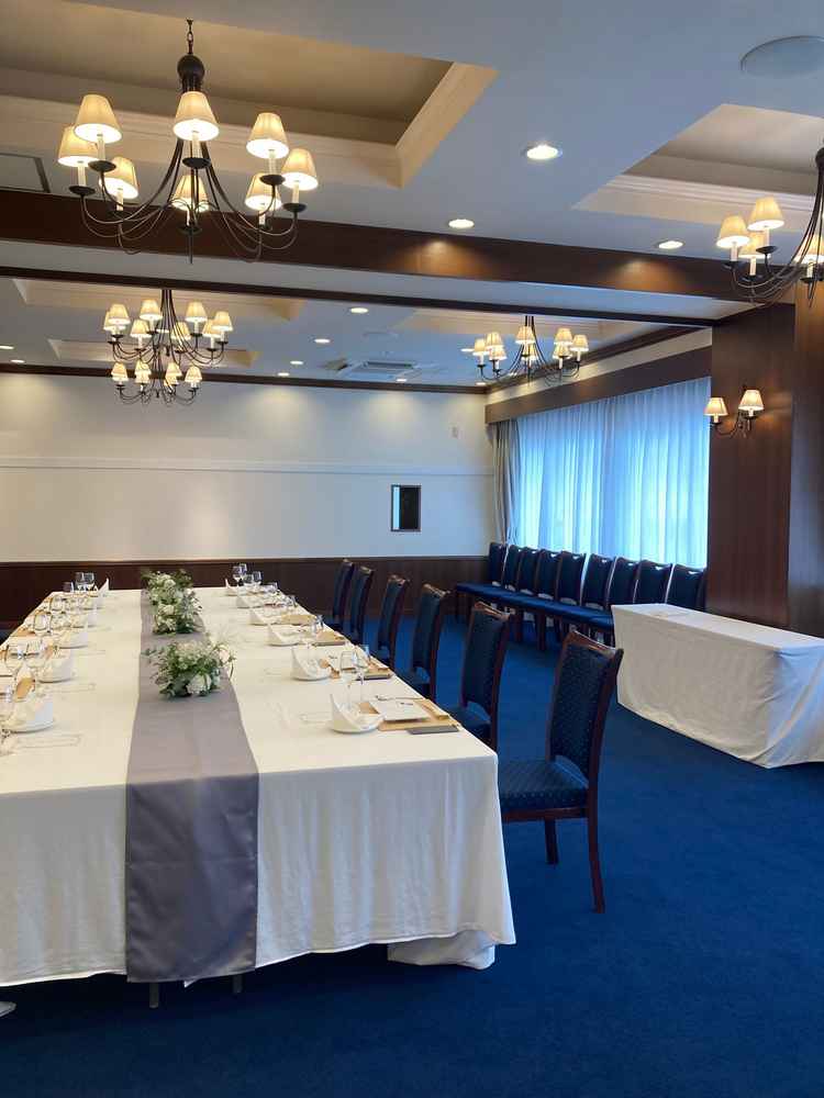 披露宴会場は豪華な内装で、窓から自然光がたくさん入る温かい雰囲気です。ゲストの顔が見える広さです。