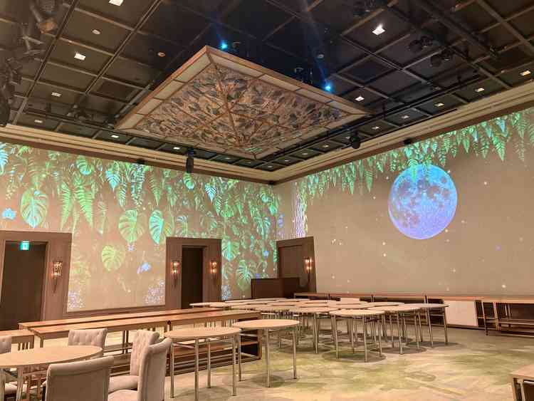 披露宴会場。プロジェクションマッピングが壁一面に投影可能で迫力がありました。