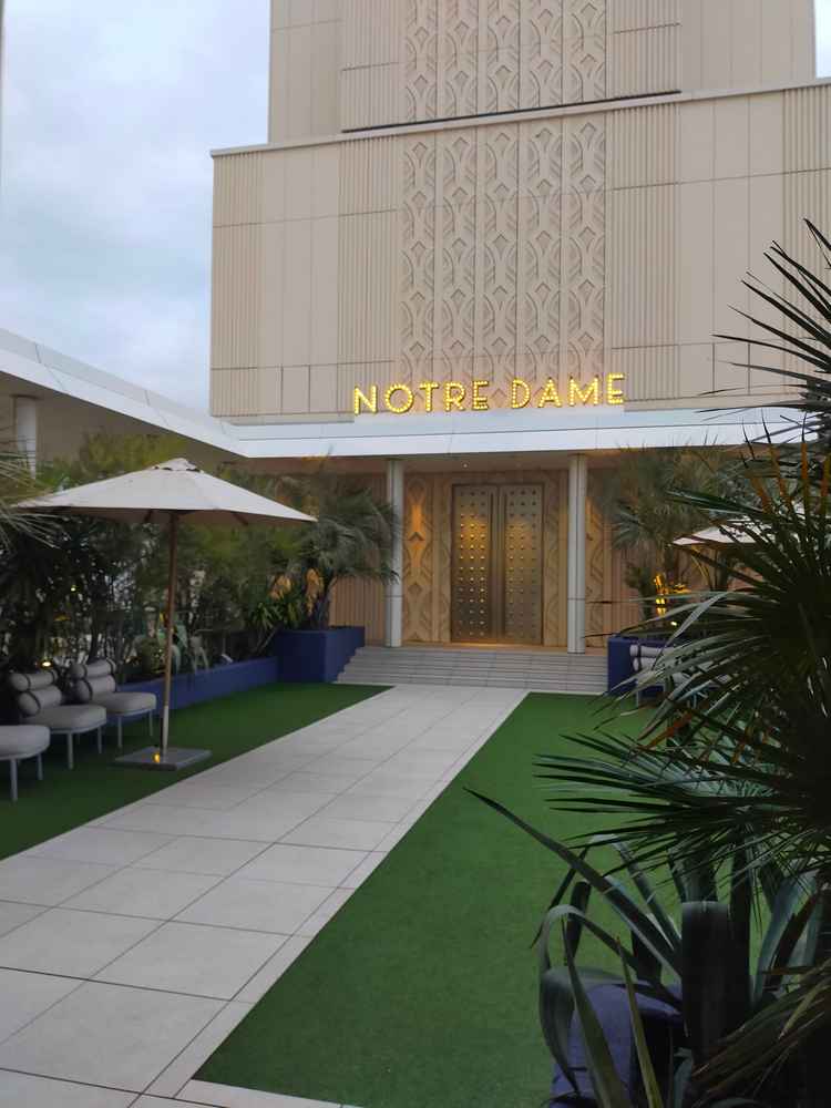 チャペル入口。屋上に独立してあるチャペルは存在感がある。挙式後晴れだとフラワーシャワーを行える。