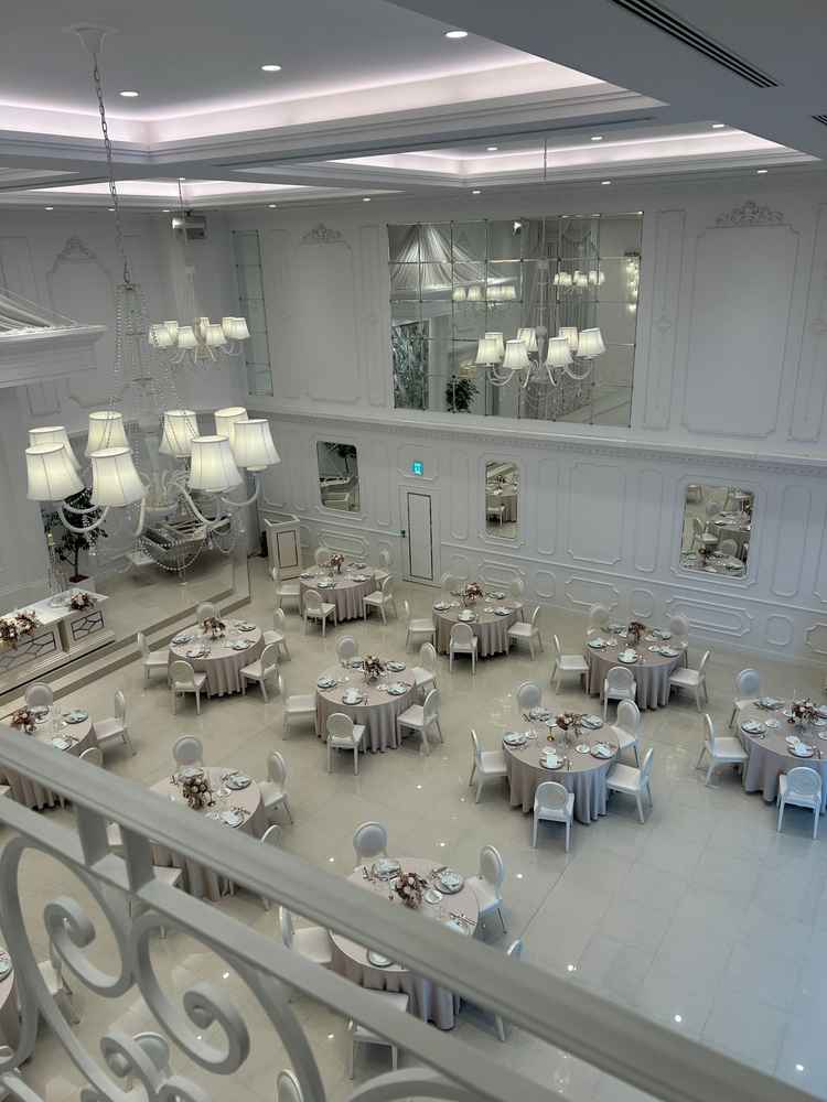 披露宴場が真っ白で天井も高く素敵でした。