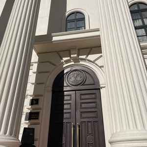 式場入口の外観。階段にレッドカーペットが敷かれており、上品でオシャレなイメージ。