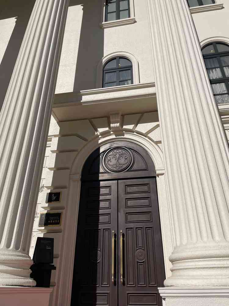 式場入口の外観。階段にレッドカーペットが敷かれており、上品でオシャレなイメージ。