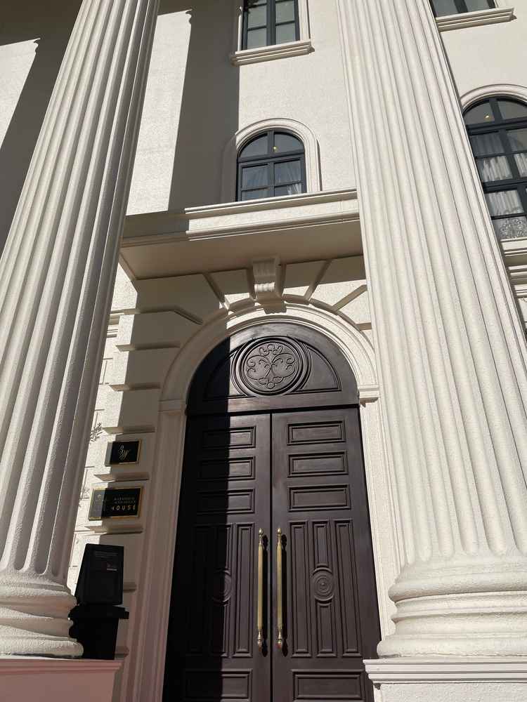 式場入口の外観。階段にレッドカーペットが敷かれており、上品でオシャレなイメージ。