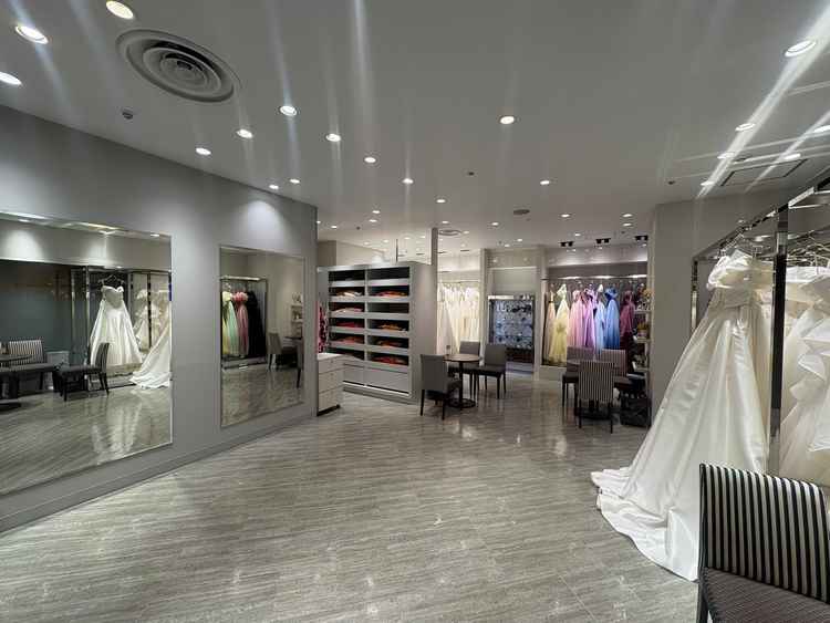 ホテルの中にサロンがあり支度しやすいのと、とても沢山の種類のドレスがありました。