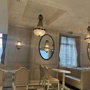 待合室です。こちらでは新郎新婦が好きなムービーを流せるということで、オリジナリティが出せそうです。