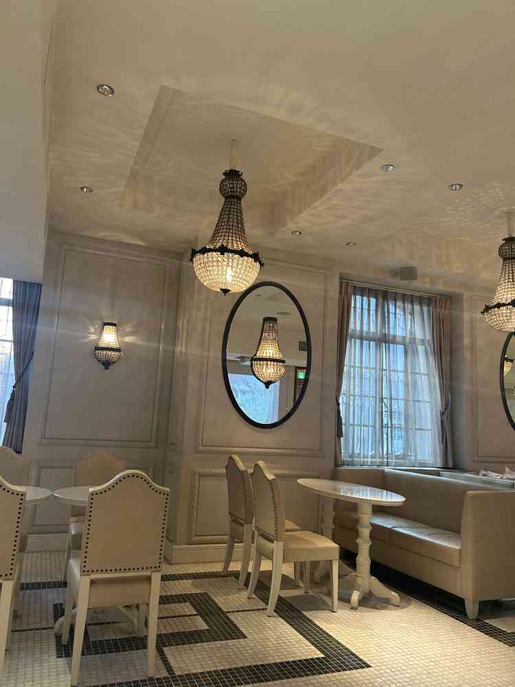 待合室です。こちらでは新郎新婦が好きなムービーを流せるということで、オリジナリティが出せそうです。