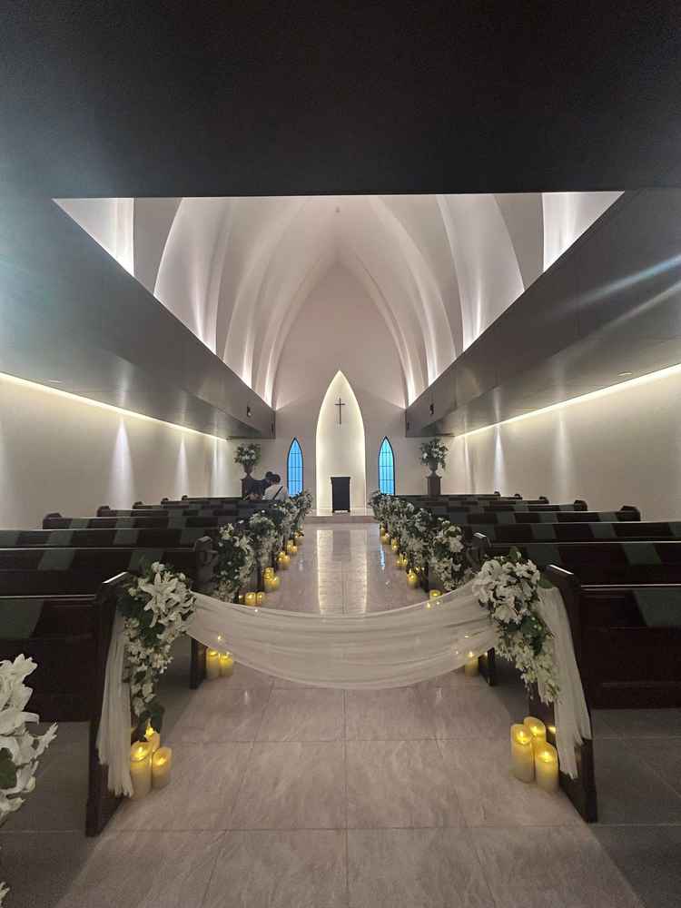 少人数挙式にちょうど良いサイズのチャペル。華やかな景色こそないけども、クラシックな雰囲気が素敵