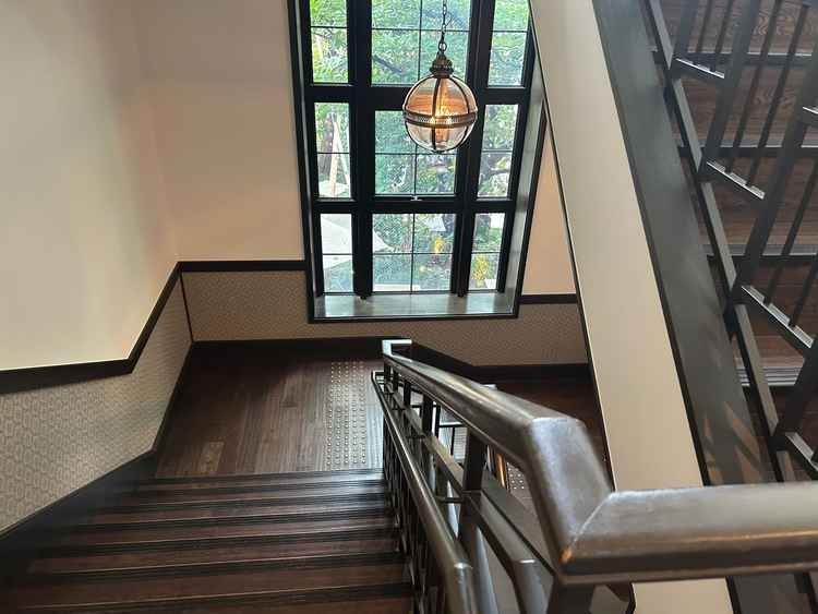 施設内の階段です。建物のどこを見ても内装が美しく洗練されており、高級感を感じられました。