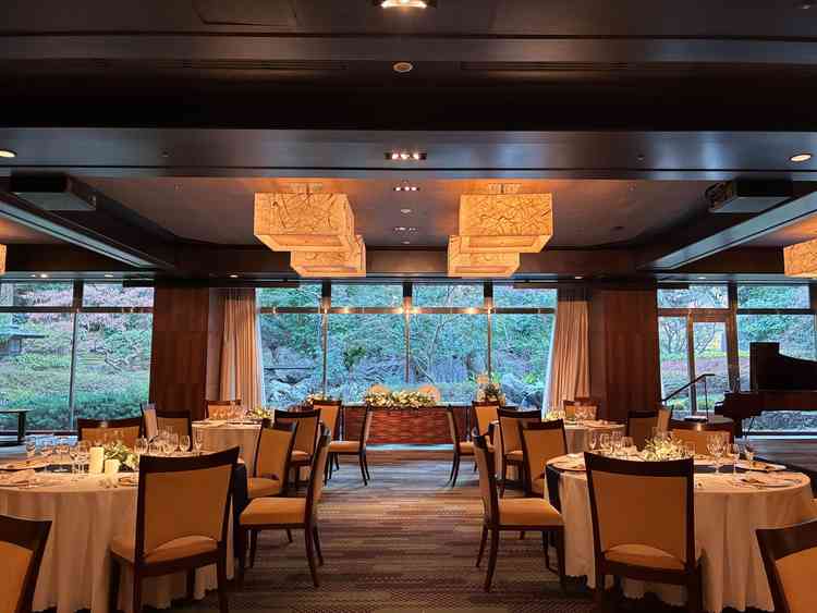 披露宴会場のカーテンを開けると外に庭園が見えます。披露宴中は通行人は通らないようになるとのことです。