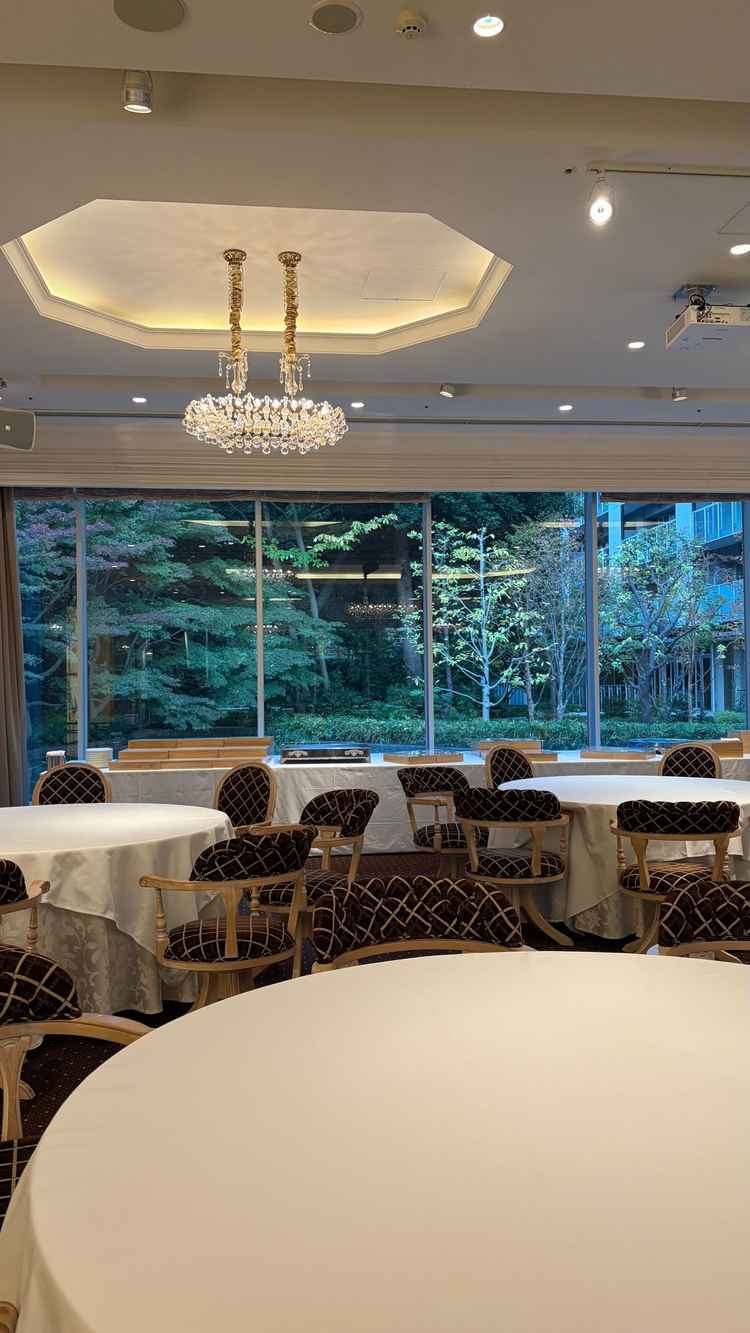 披露宴会場。大きな窓が左右にありとても開放的。