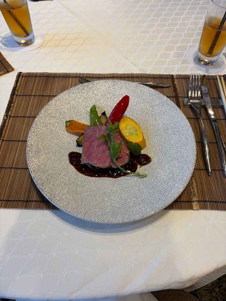 試食会でいただいたメインのお肉ですが、当日ゲストに食べてもらうコースの上から2番目と同じだそう。