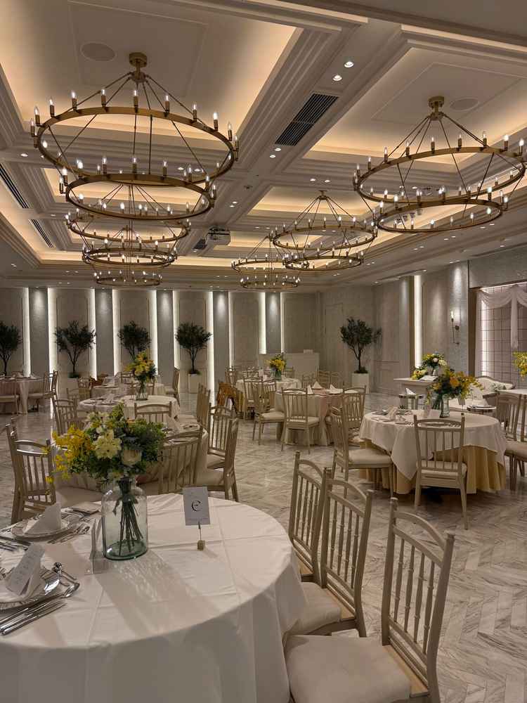 披露宴会場はコンパクトですがみんなの顔がよく見える距離感で楽しめそうです。