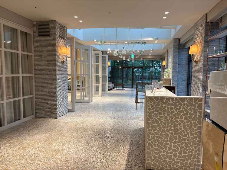 披露宴会場に入るまでのフリードリンクが飲めるゲストスペースです。とても広々としています。