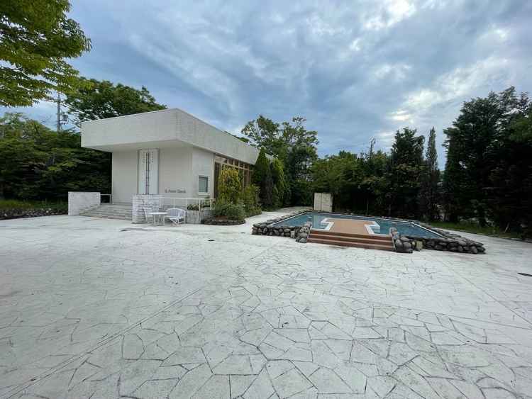 左チャペル、右プール。プールのセンターで写真ドラマでき、映えスポットである。