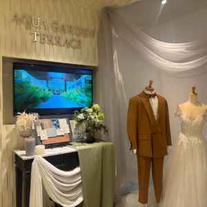 サロンの入口。ウエディングドレスやタキシードがあり、結婚式場に来たんだなと実感が湧きました。