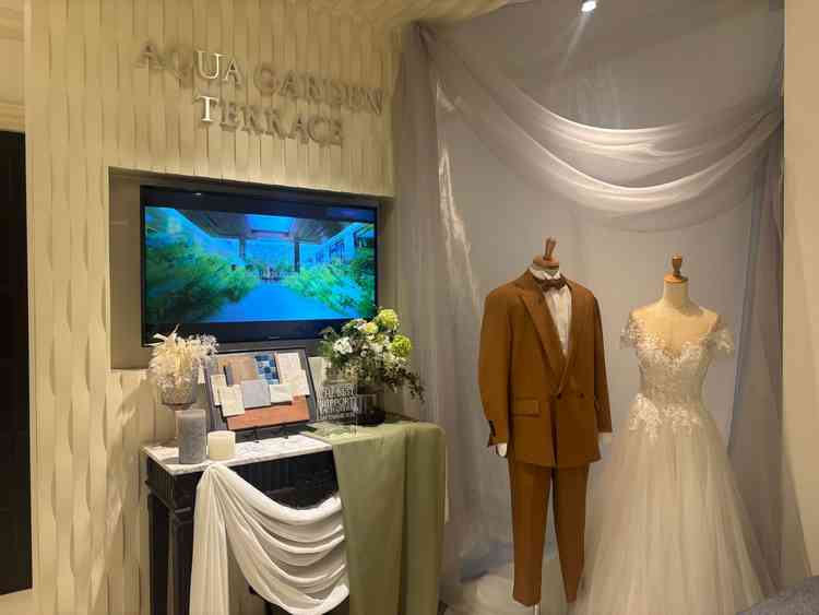 サロンの入口。ウエディングドレスやタキシードがあり、結婚式場に来たんだなと実感が湧きました。