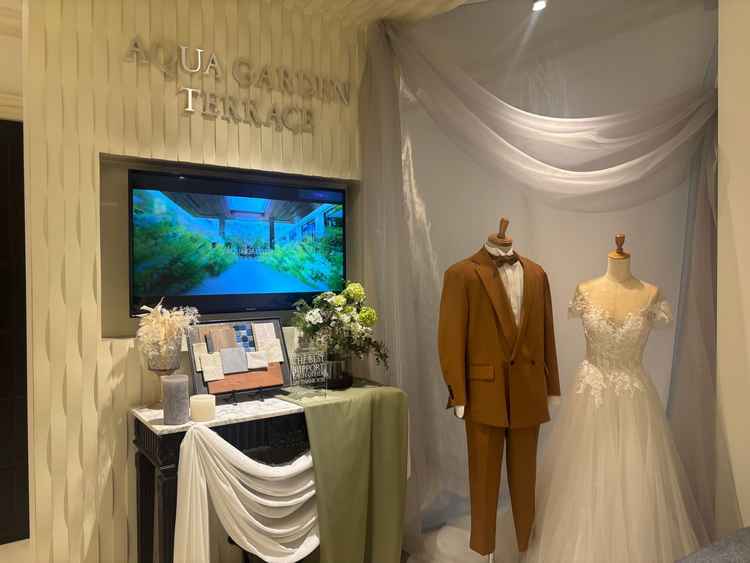 サロンの入口。ウエディングドレスやタキシードがあり、結婚式場に来たんだなと実感が湧きました。