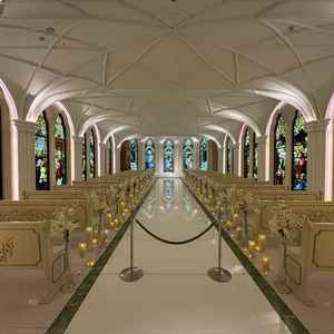 全天候型のチャペル。暗さを調整できる。