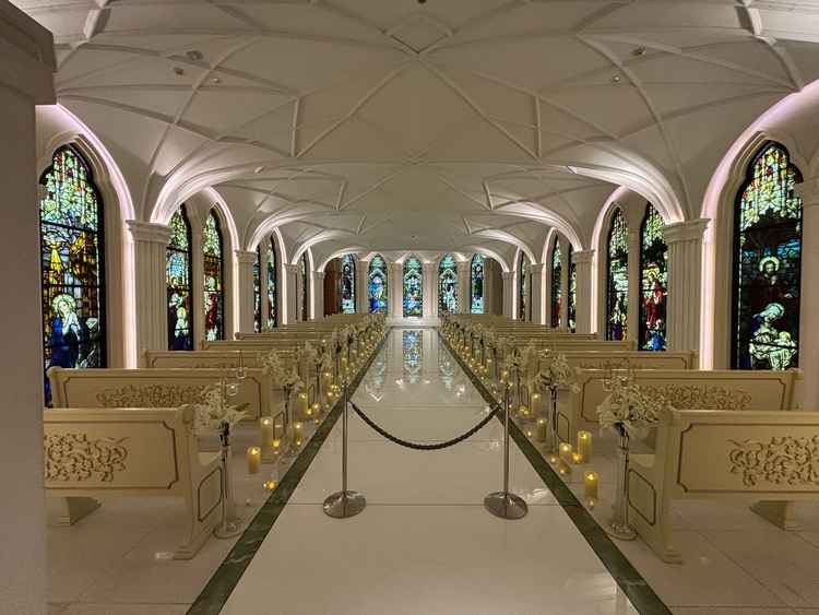 全天候型のチャペル。暗さを調整できる。