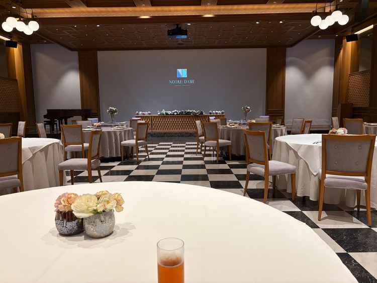 披露宴会場の設備（スクリーン）