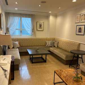 親族（新郎方）控室。広々としていて居心地が良さそう。ドリンクも用意されている。