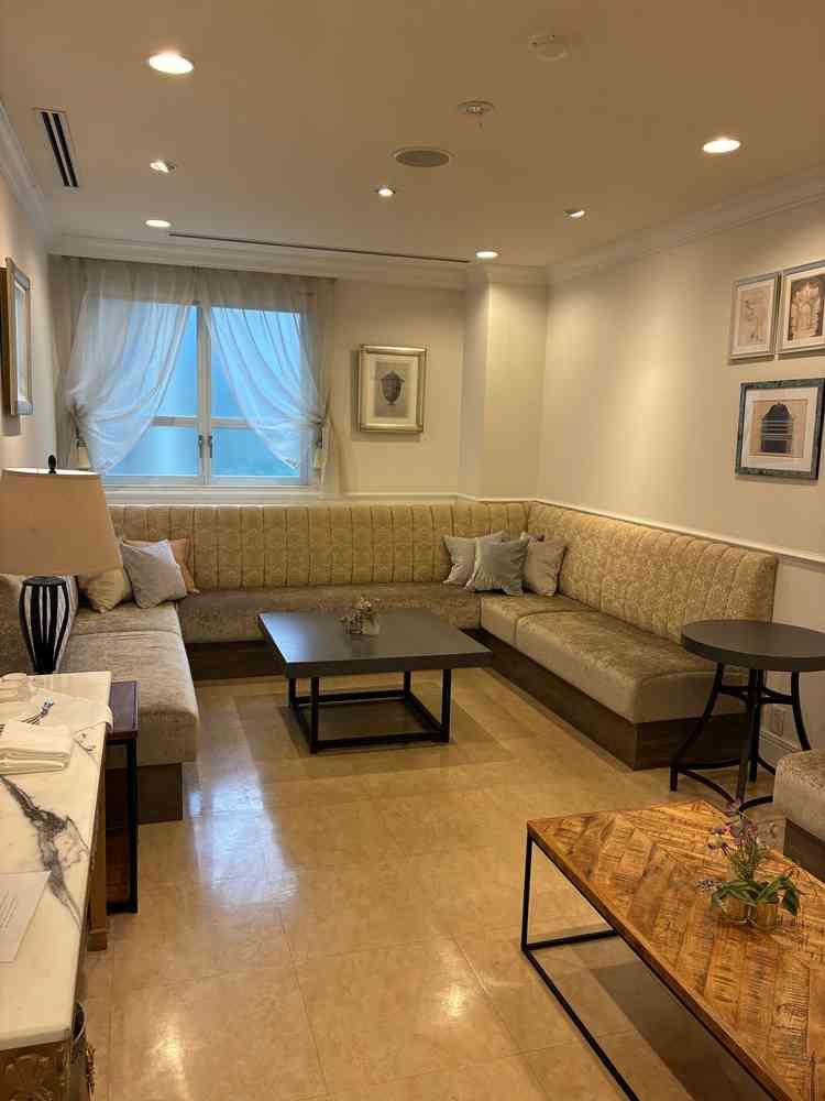 親族（新郎方）控室。広々としていて居心地が良さそう。ドリンクも用意されている。