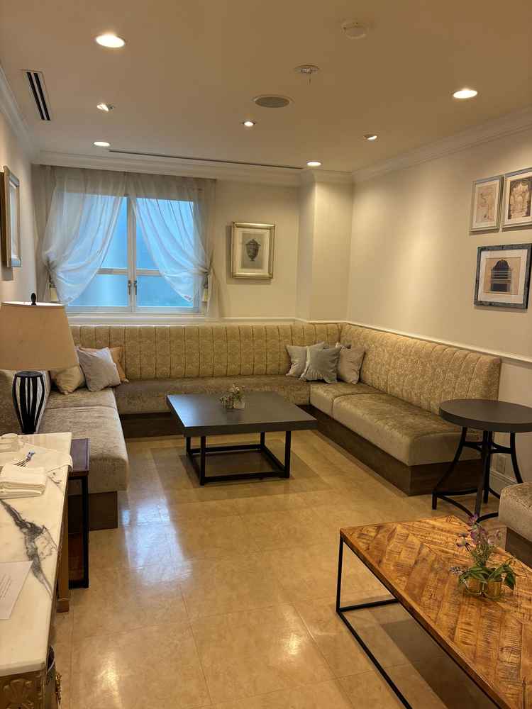 親族（新郎方）控室。広々としていて居心地が良さそう。ドリンクも用意されている。