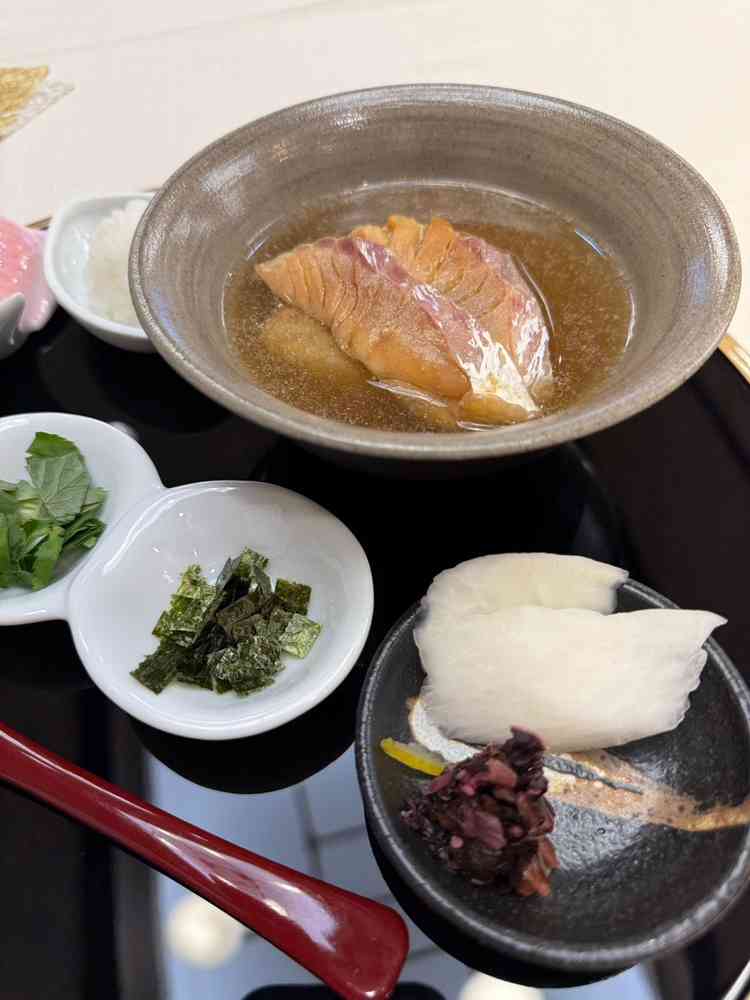 鯛茶漬けでは乃木神社の神饌田のお米をいただきました。