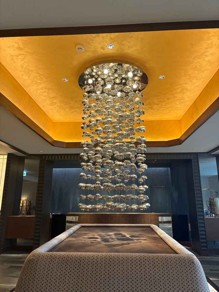 ゲストが挙式前にまつスペースもチャペル同様洗練された雰囲気で特徴的なオブジェもありオシャレな雰囲気✨