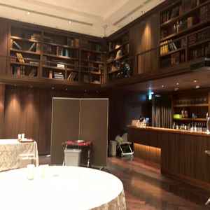 木彫で落ち着いたシックなイメージ