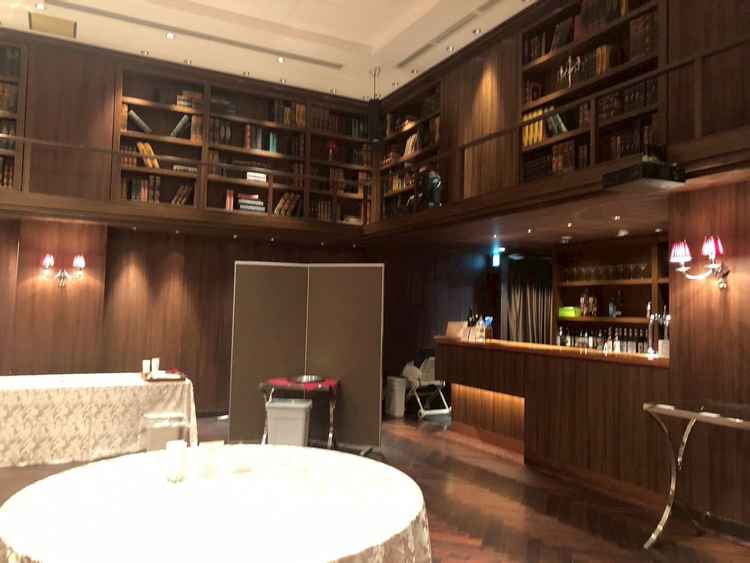 木彫で落ち着いたシックなイメージ