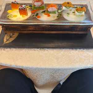 豪華な食材を使ったおしゃれな前菜の写真