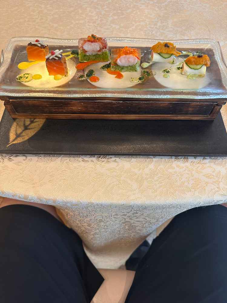 豪華な食材を使ったおしゃれな前菜の写真