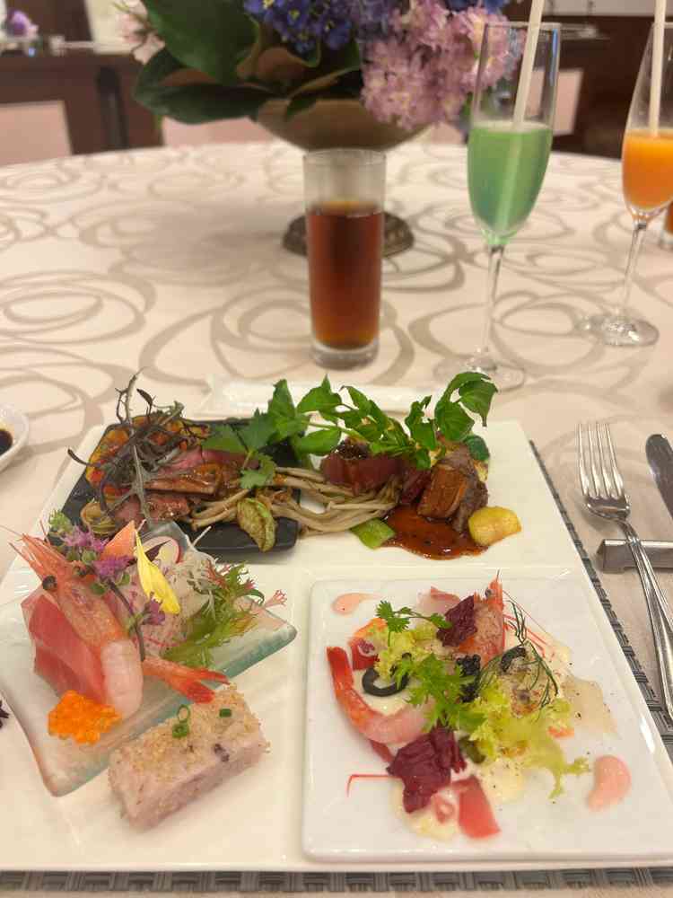 コースを試食させていただき、当日和洋を選べるとても魅力あるコース内容でした。